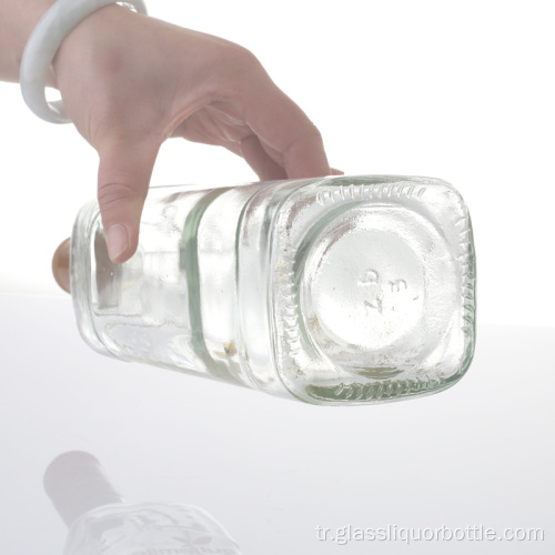 Kapaklı cam votka şişesi